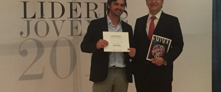 Sebastián Figueroa recibe premio como uno de los 100 líderes jóvenes 2015