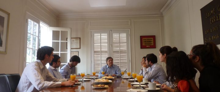 Jorge Jaraquemada recibe con un desayuno de bienvenida a los pasantes de verano