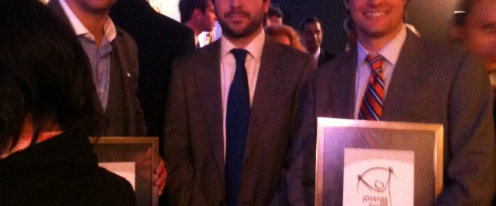 Jóvenes vinculados a la Fundación Jaime Guzmán reciben premio «Jóvenes con éxito 2011»