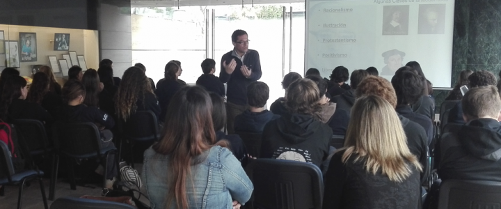 Claudio Arqueros dicta charla sobre Guzmán a colegio San José de Chicureo