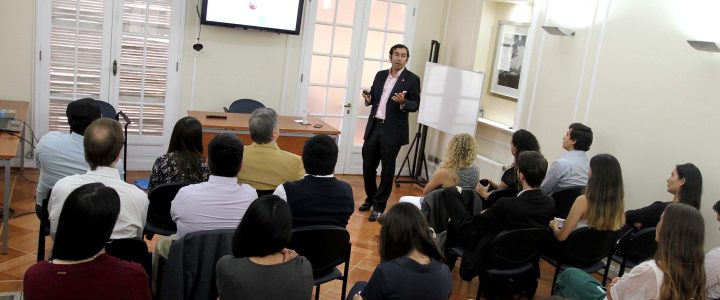 Fernando Arab explica los desafíos del trabajo joven en el siglo XXI en taller de coyuntura