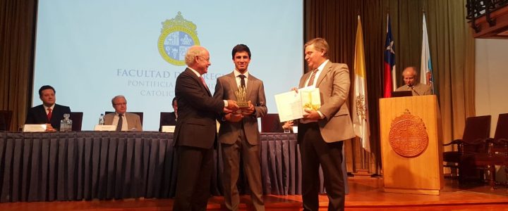 Autoridades de la FJG entregan premio Jaime Guzmán en la UC