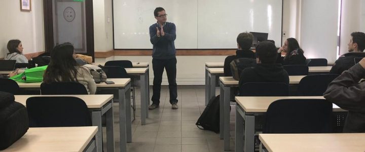 Claudio Arqueros dicta charla sobre Servicio Público en U. Andes