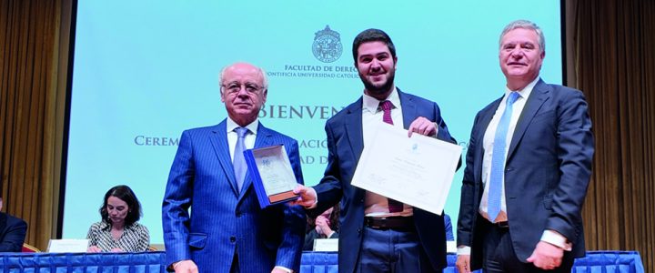 Autoridades de la FJG entregan premio Jaime Guzmán en la UC